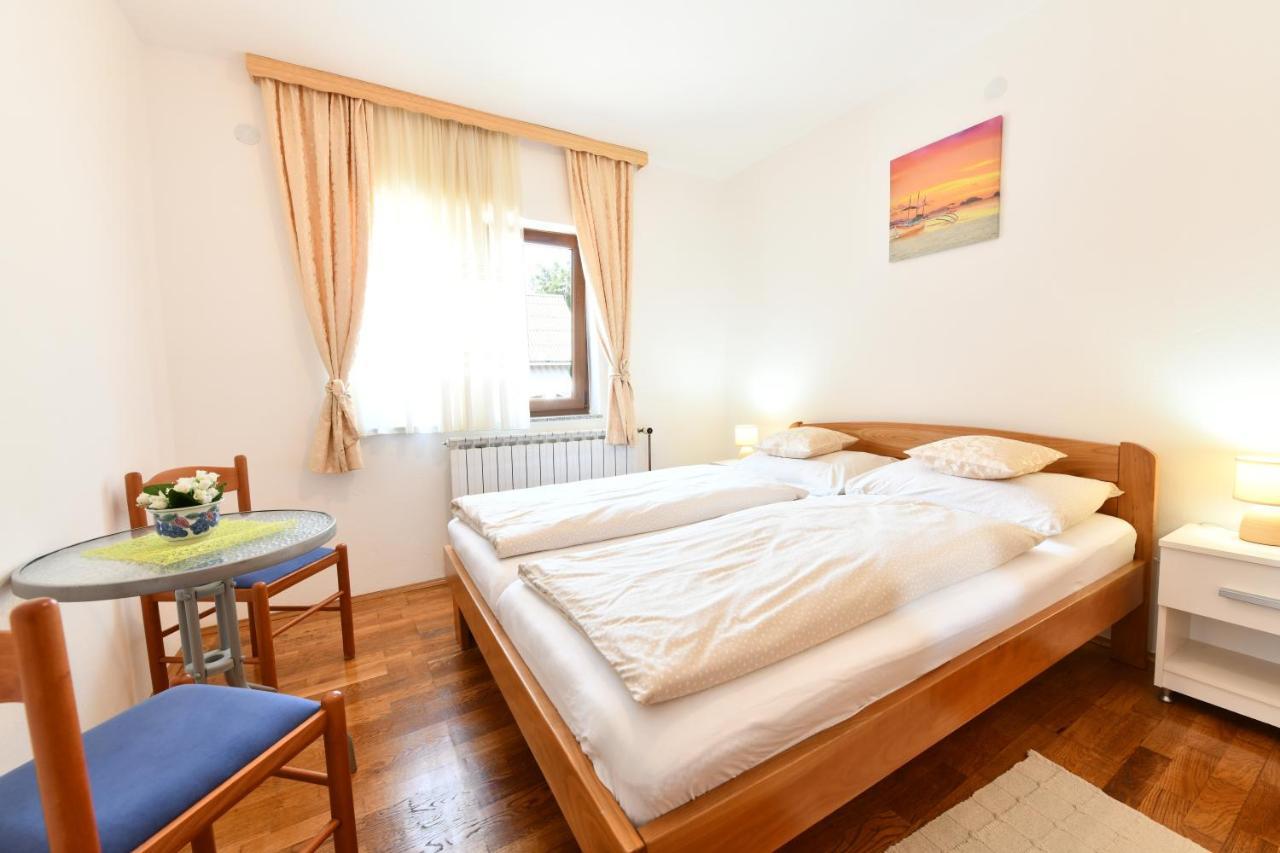 Apartment And Rooms Ivancica Селиште-Дрежничко Экстерьер фото