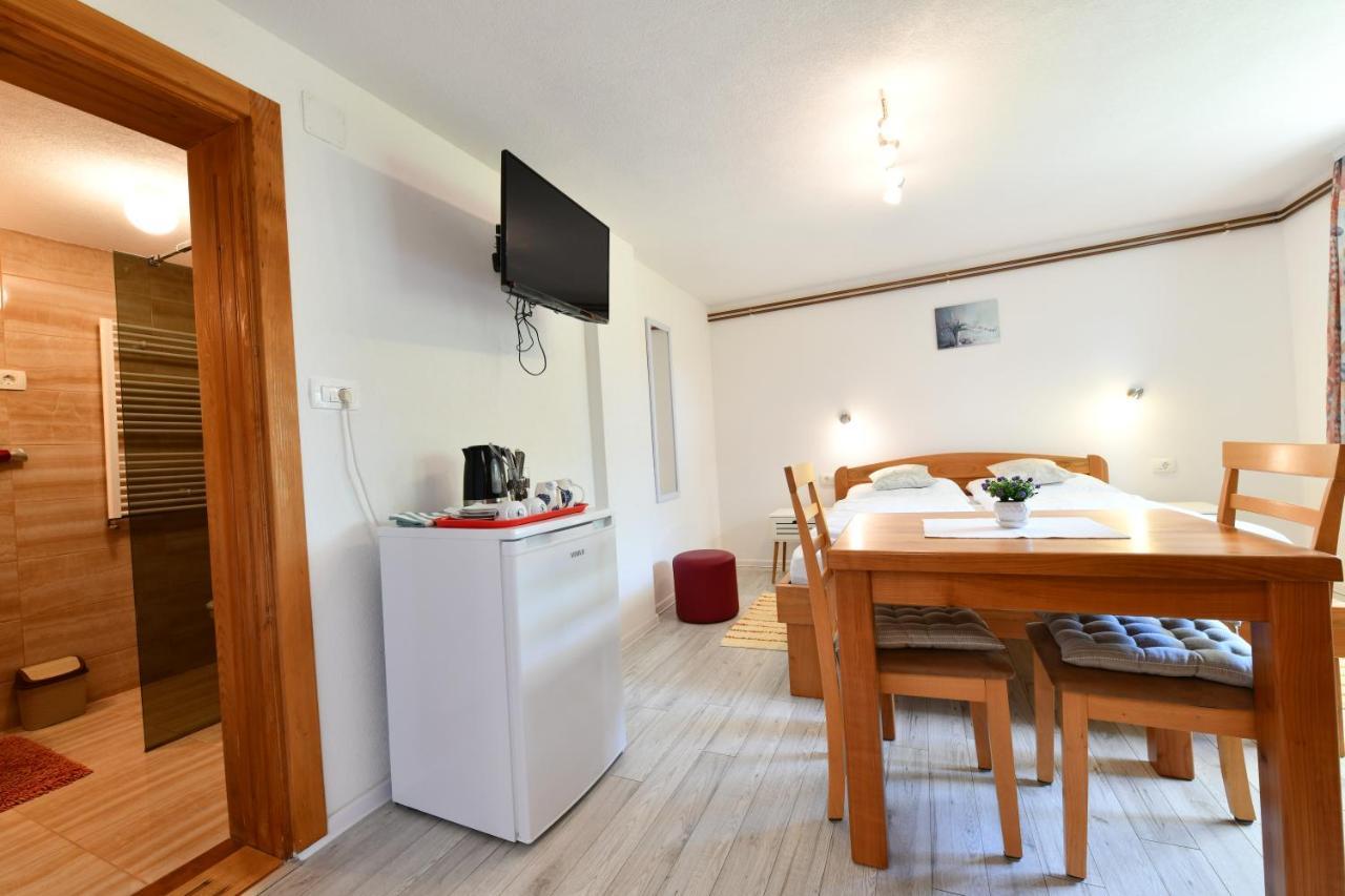 Apartment And Rooms Ivancica Селиште-Дрежничко Экстерьер фото
